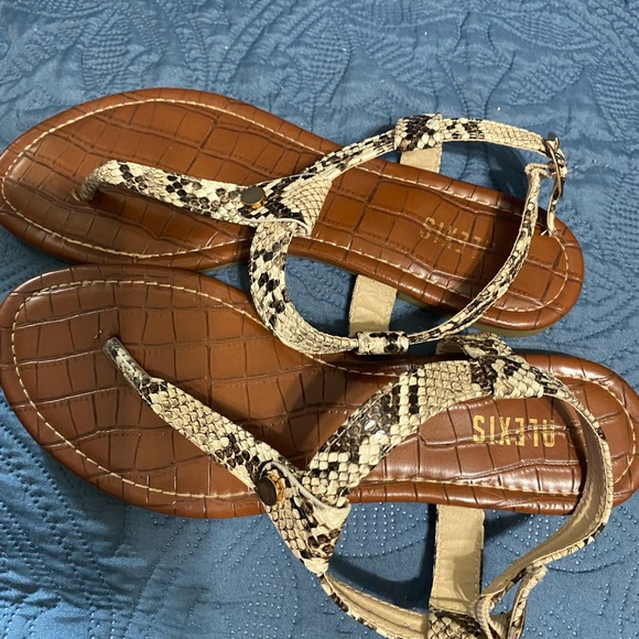 Alexis snake print thong t-strap sandals size 9 - Picture 2 of 2